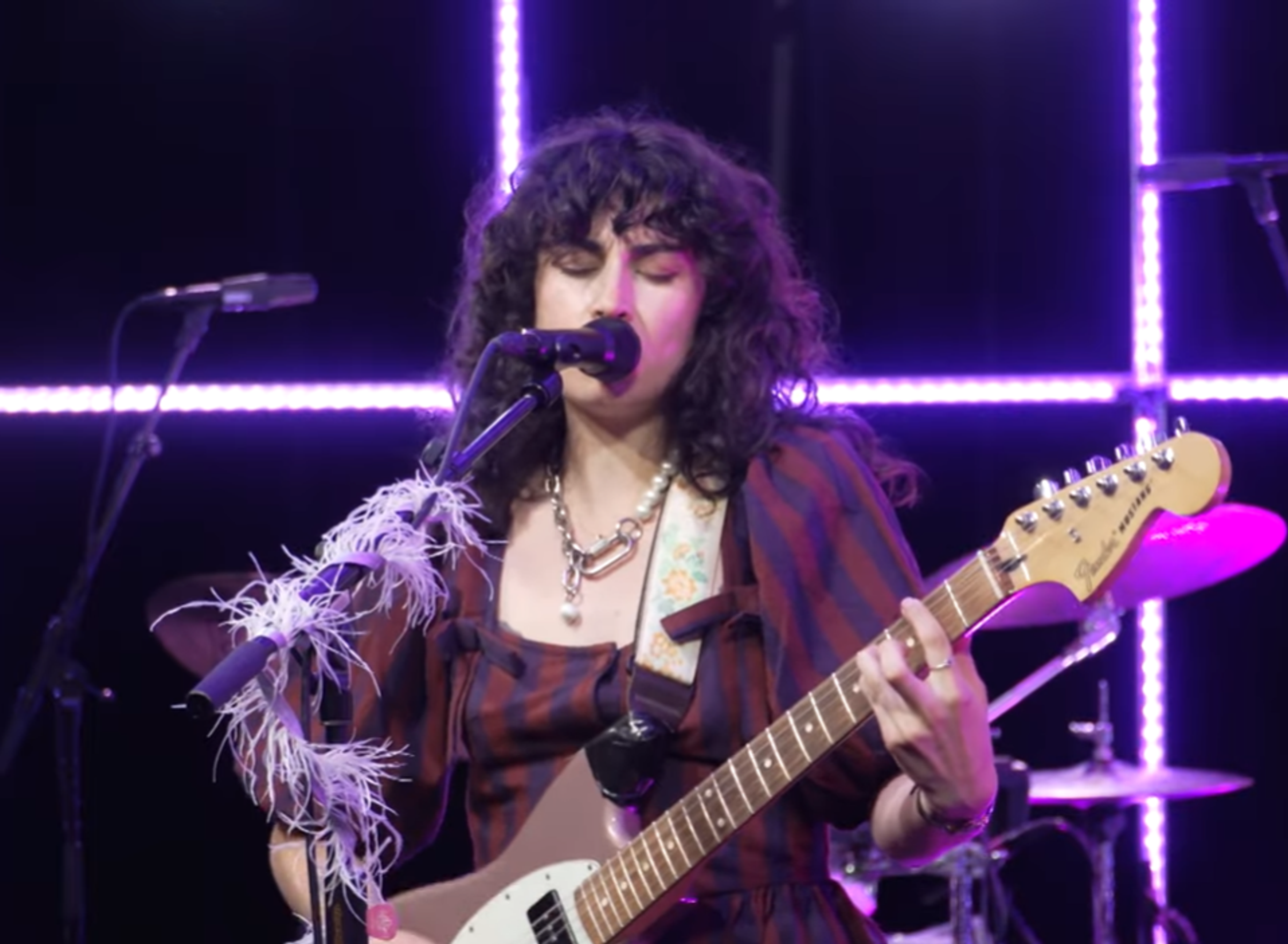 een meisje speelt gitaar en zingt