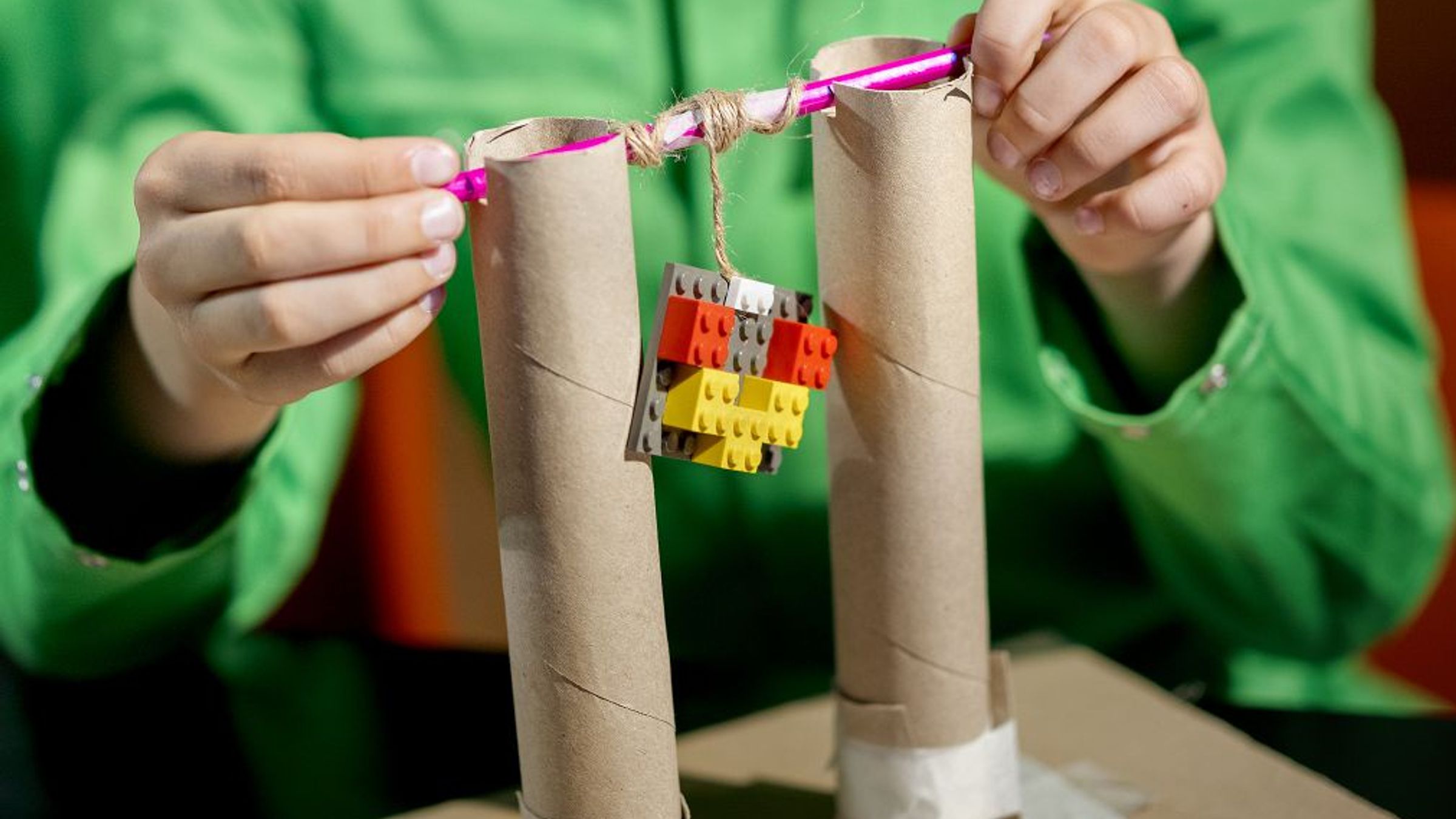 een constructie van keukenrollen gemaakt.