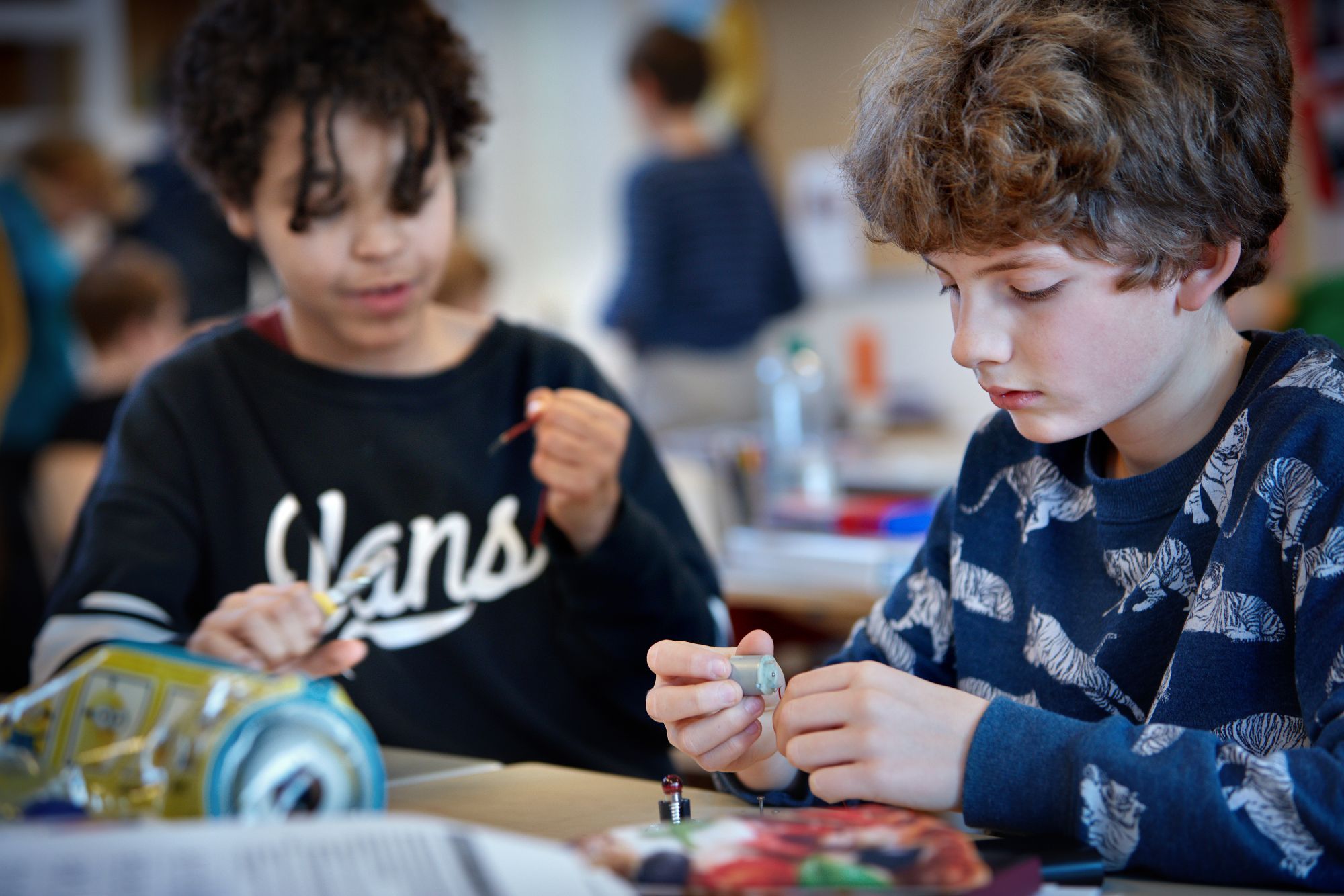 Twee jongens zijn bezig met elektriciteit draden.