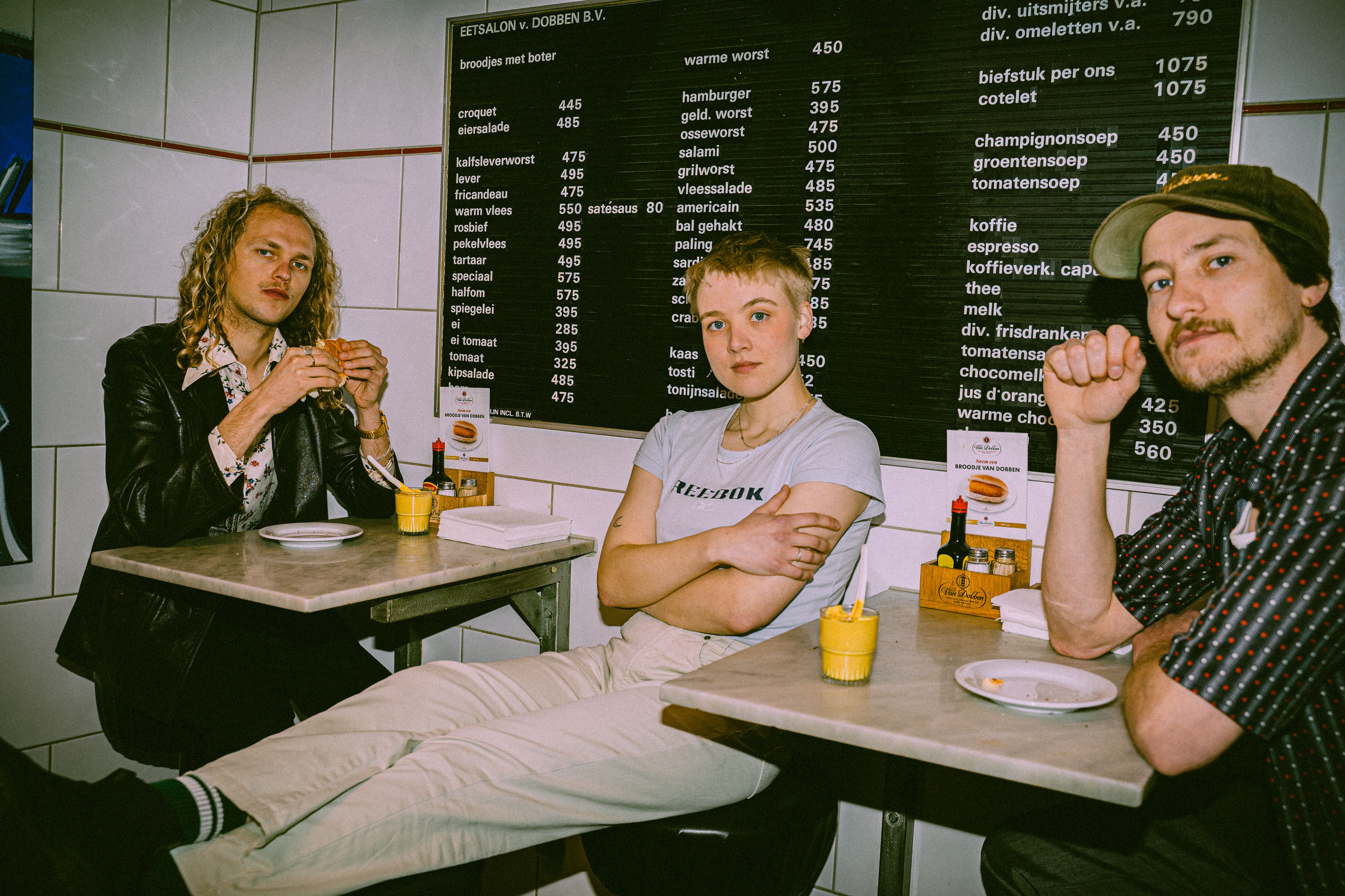 drie mensen in een snackbar
