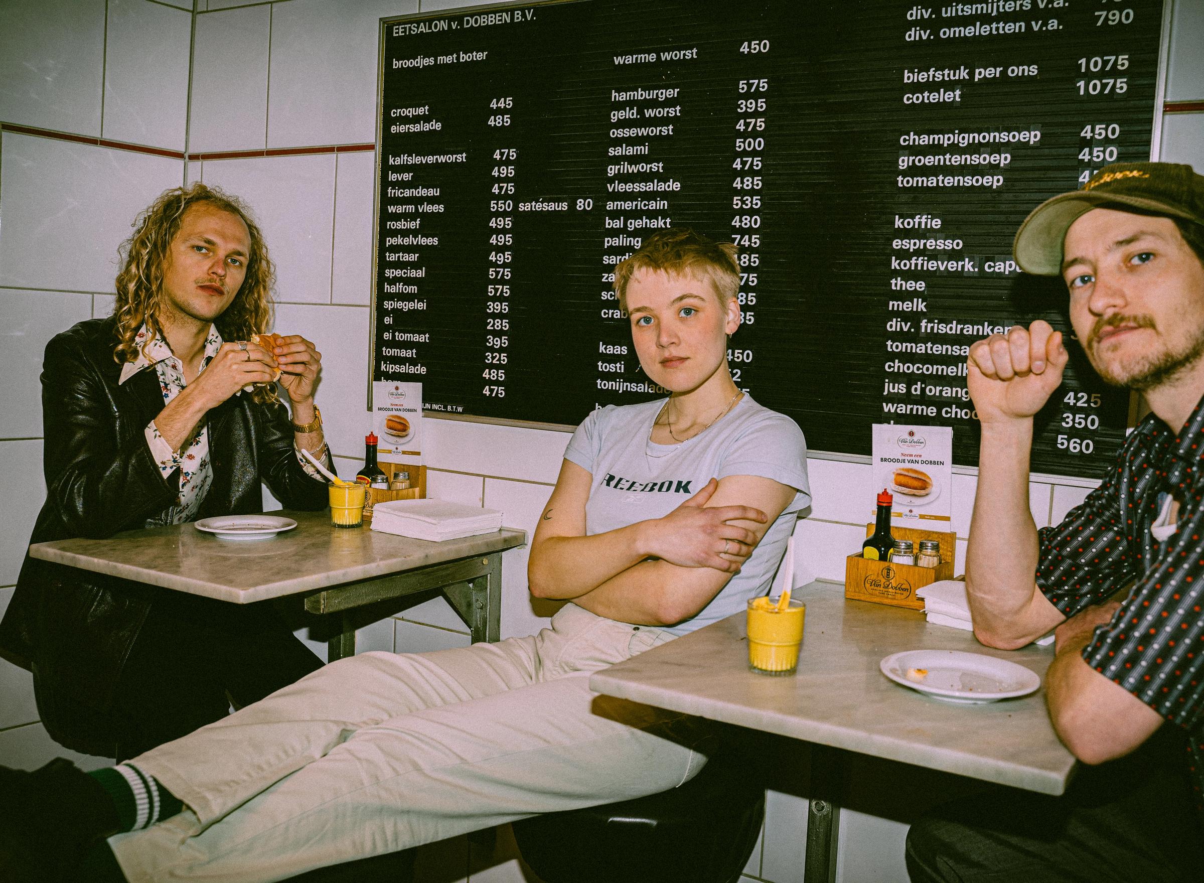 drie mensen in een snackbar