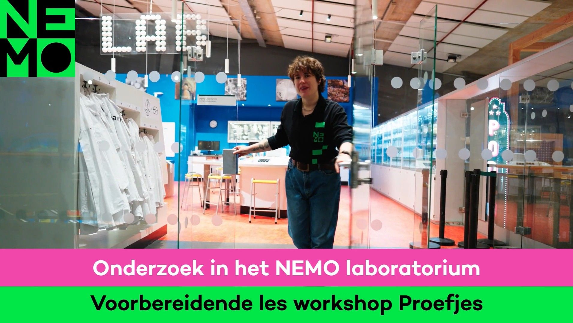 Een medewerker opent de deur van het lab
