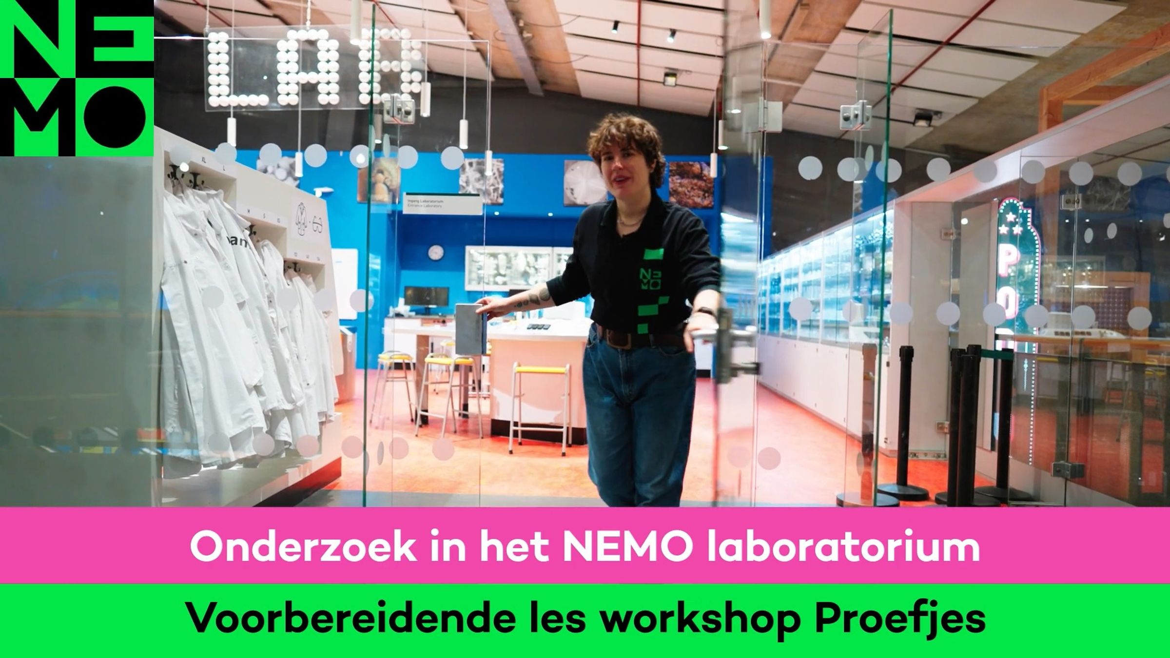 Een medewerker opent de deur van het lab