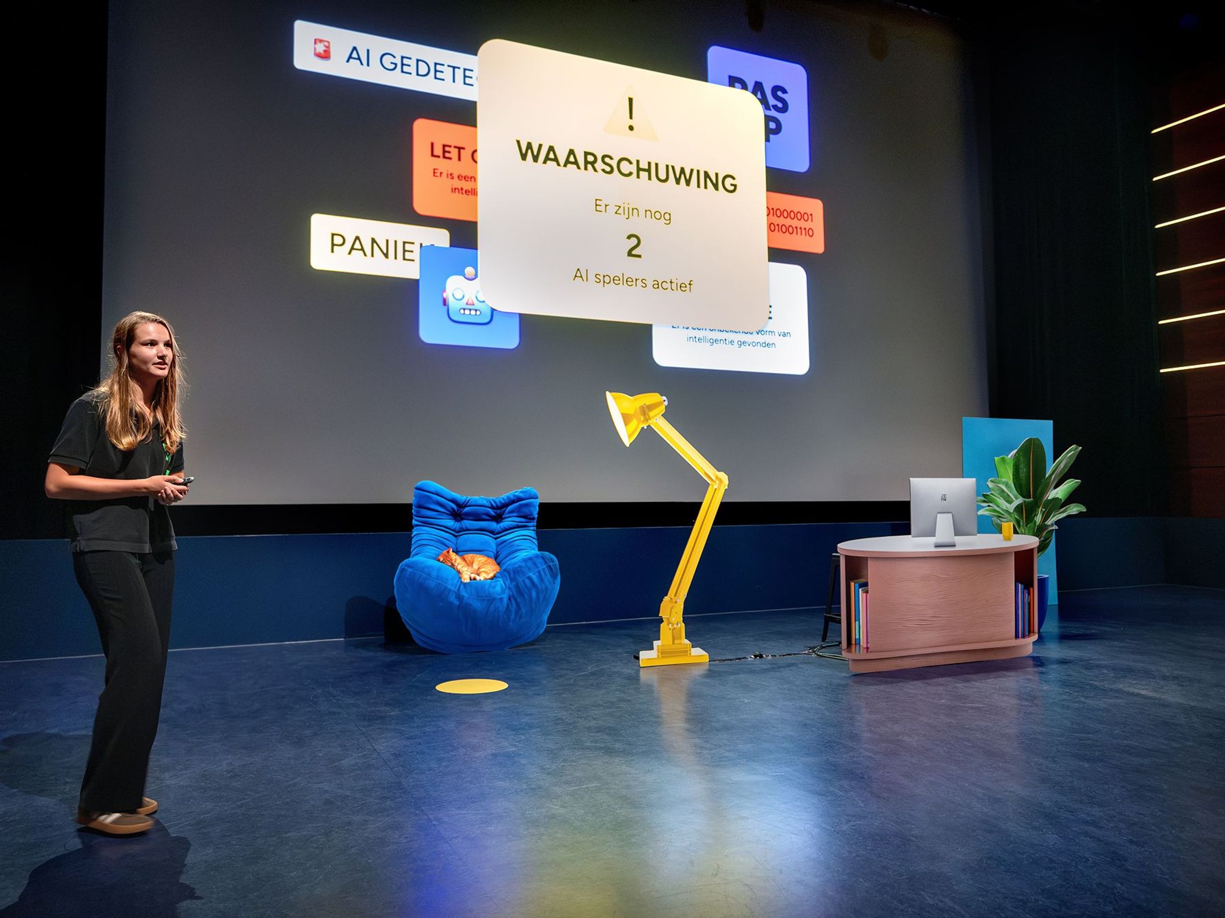 Een vrouw staat voor een digitaal scherm met daarvoor verschillende decorstukken