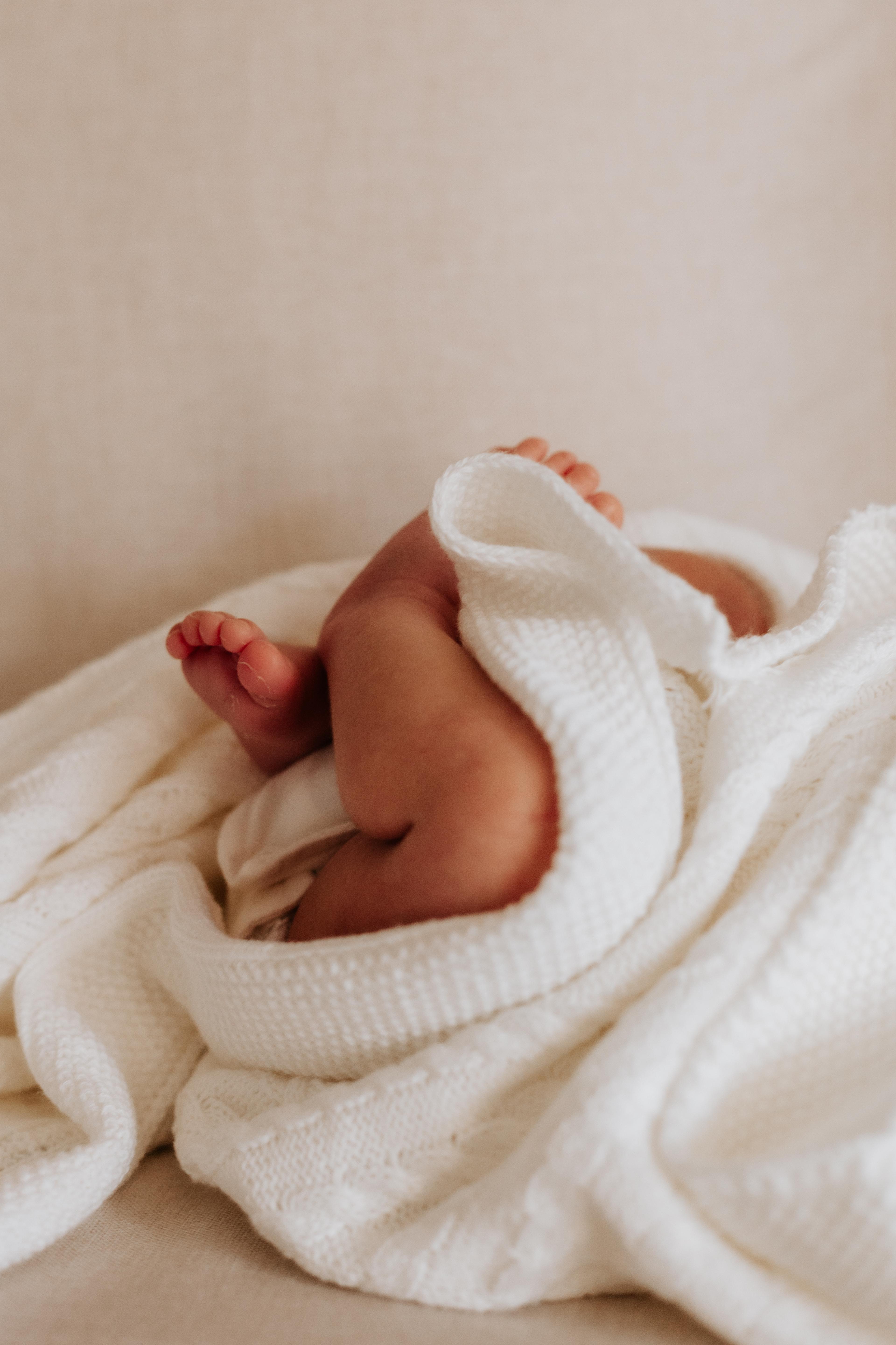 Ensaio newborn, com foco nos primeiros detalhes do bebê