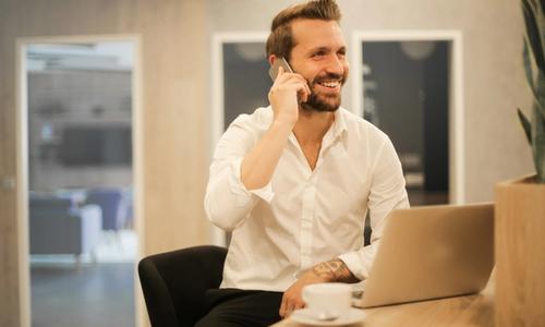 om care vorbeste la telefon