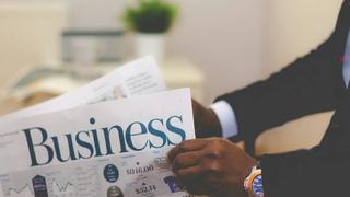 antreprenor care citeste ziarul de business