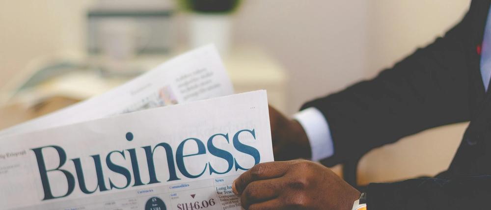 antreprenor care citeste ziarul de business