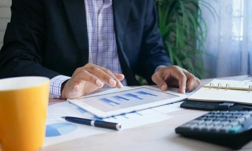 asociat sau administrator care face niste calcule financiare si se uita pe metrici