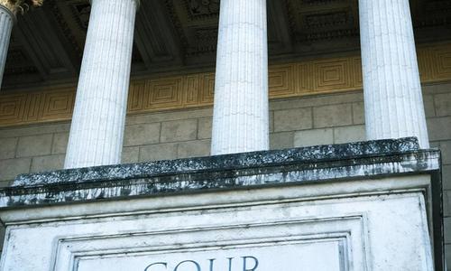 piloni la intrarea intr-o cladire istorica - curte de apel