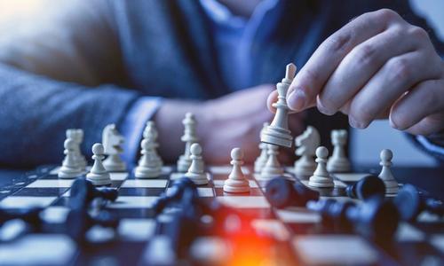 om care joaca sah in mod strategic