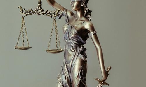 statuie reprezentand zeita themis al dreptatii