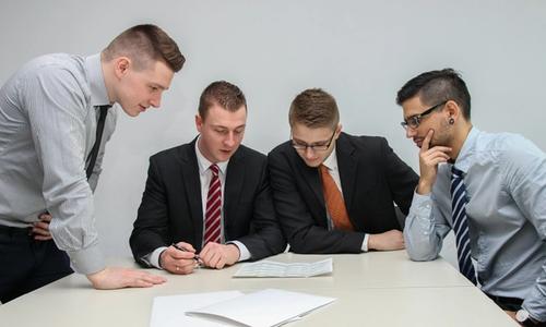 antreprenori analizând un contract comercial