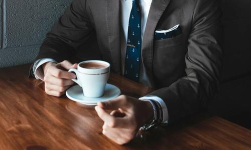 ceo care bea o cafea