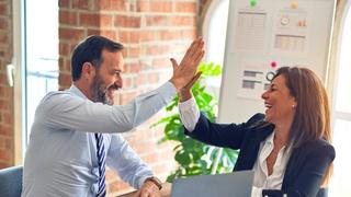 doi avocati care sarbatoresc