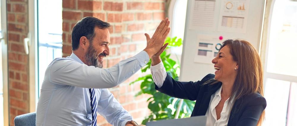 doi avocati care sarbatoresc