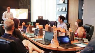 Sedinta de meeting unde se dezbat noi informatii strategii si viziune pentru noile modificari legislative