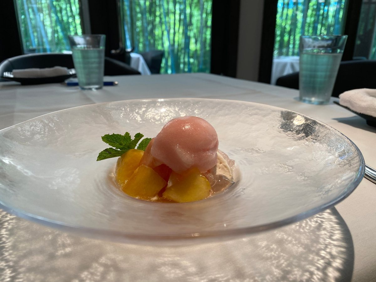 エルルカン・ビスの果物を添えたピンク色のデザート