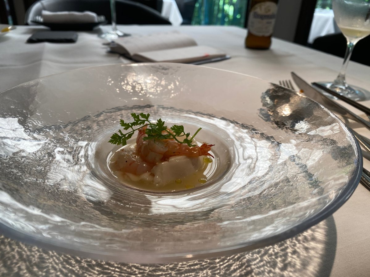 エルルカン・ビスのガラス皿に盛られた魚介料理