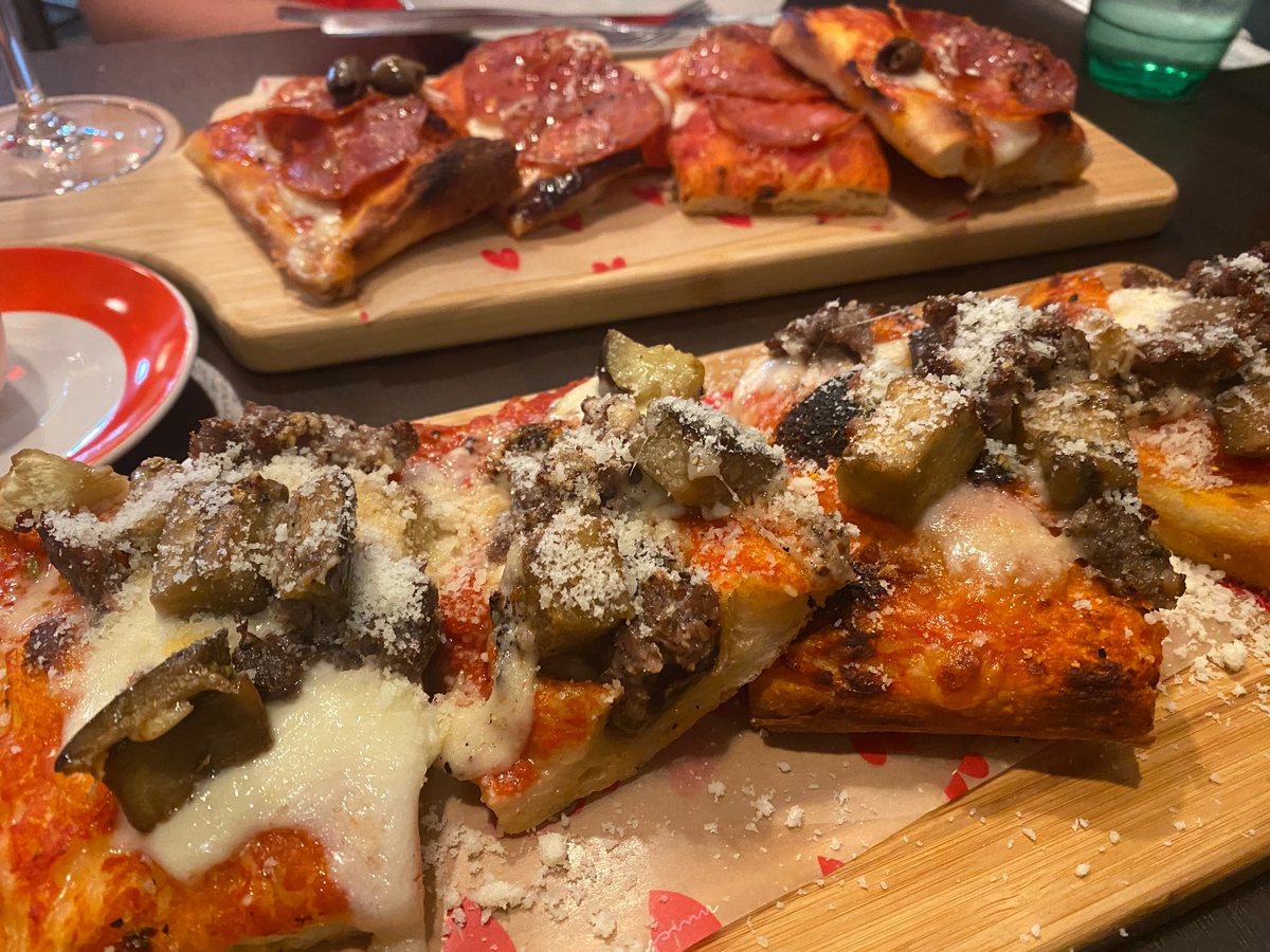 FABIO・PIZZAの野菜をのせた四角いローマ風ピザ