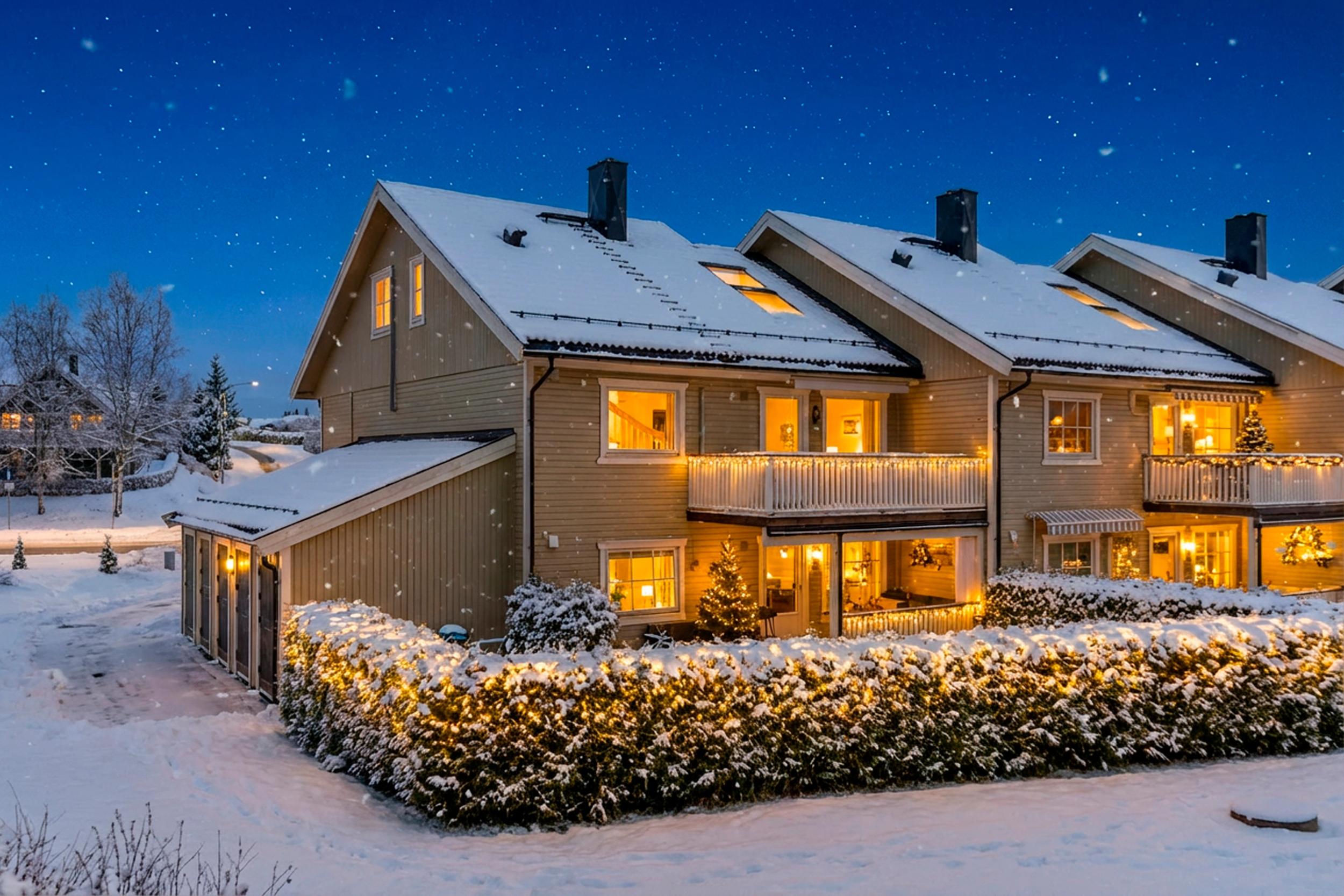 Attentus har gleden av å presentere denne fine boligen i all sin juleprakt. Det gjøres oppmerksom på at bildet er KI generert, og avviker fra virkeligheten.