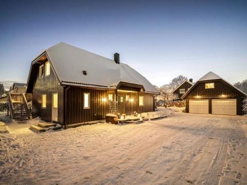 Herskapelig hus dekket av snø