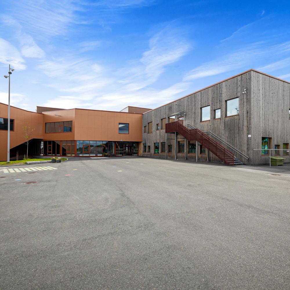 Skolegården i tilknytning til Hebekk barneskole. Foto.