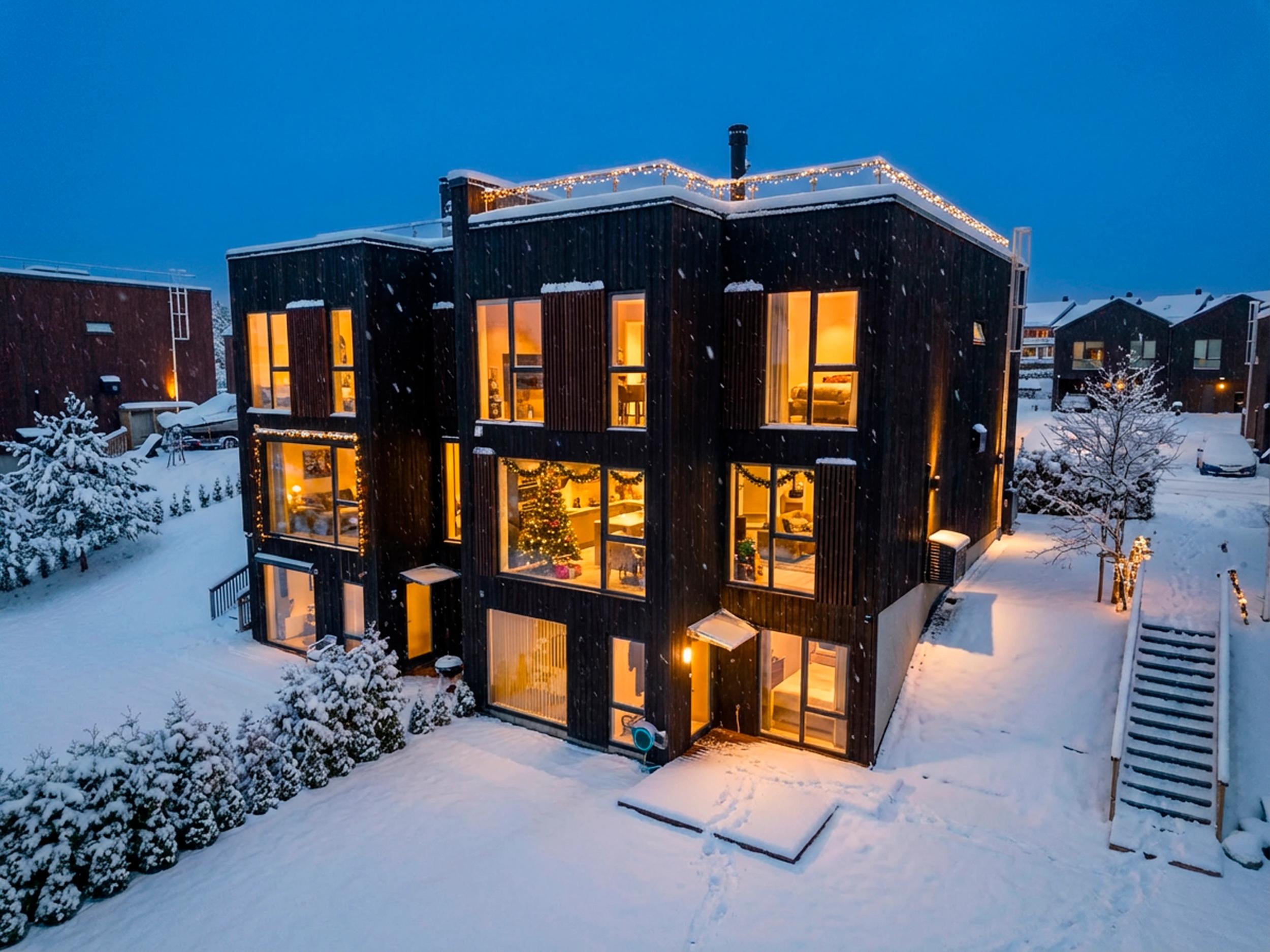 Attentus har gleden av å presentere denne fine boligen i all sin juleprakt. Det gjøres oppmerksom på at bildet er KI generert, og avviker fra virkeligheten.