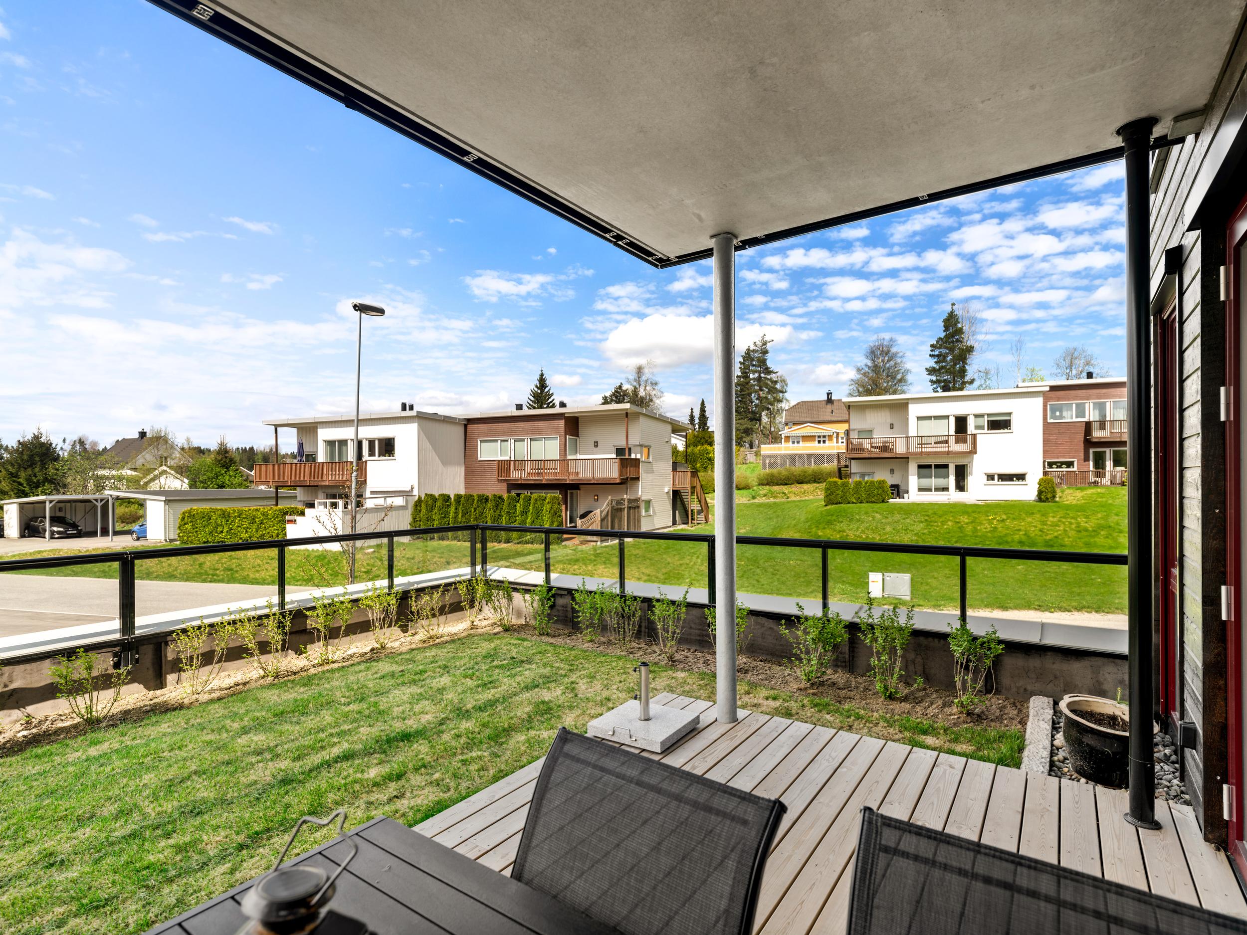 Vestvendt uteplass med 11 kvm terrasse samt hage. Solskjerming på vinduene.