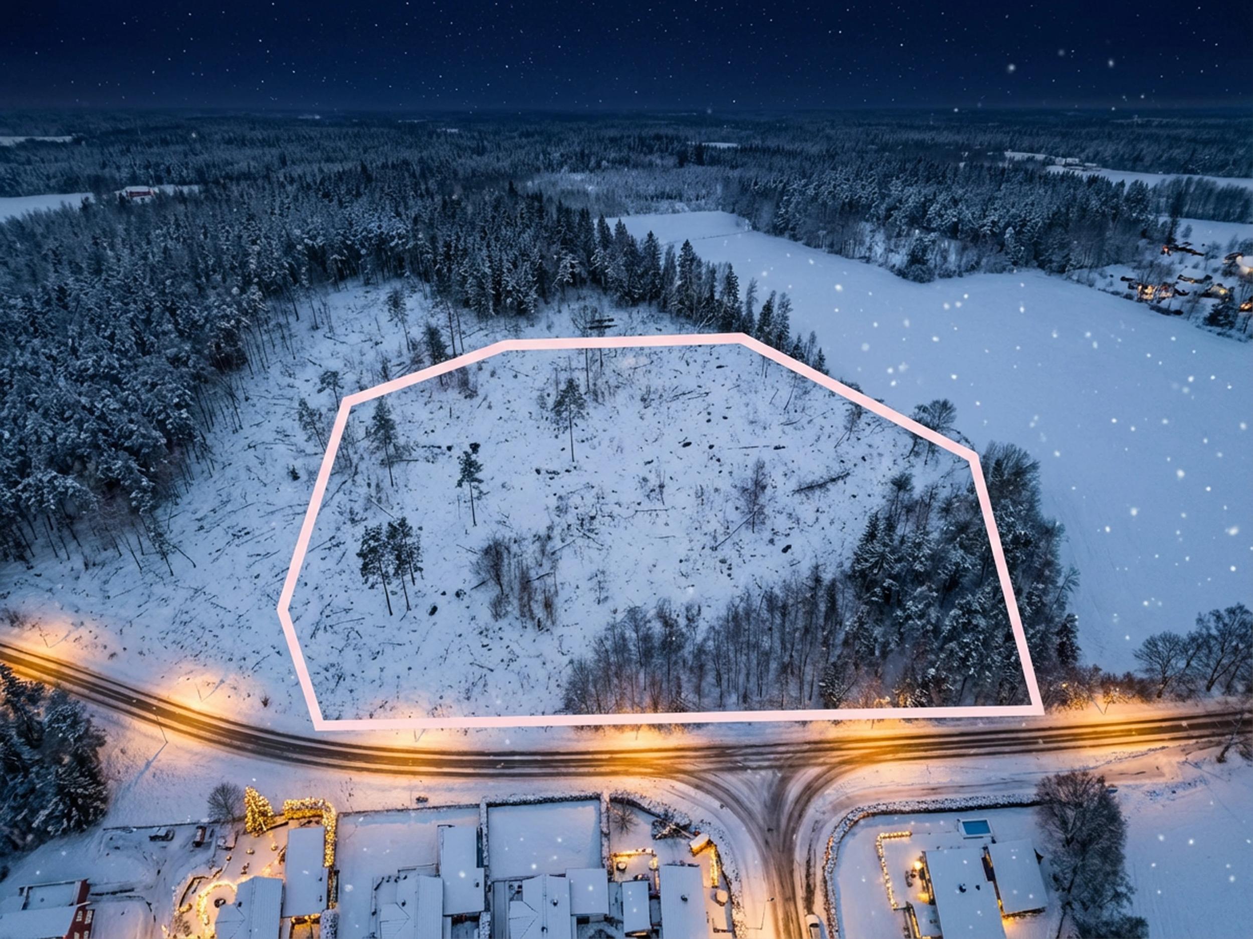 Attentus har gleden av å presentere denne fine tomten i all sin juleprakt. Det gjøres oppmerksom på at bildet er KI generert, og avviker fra virkeligheten.