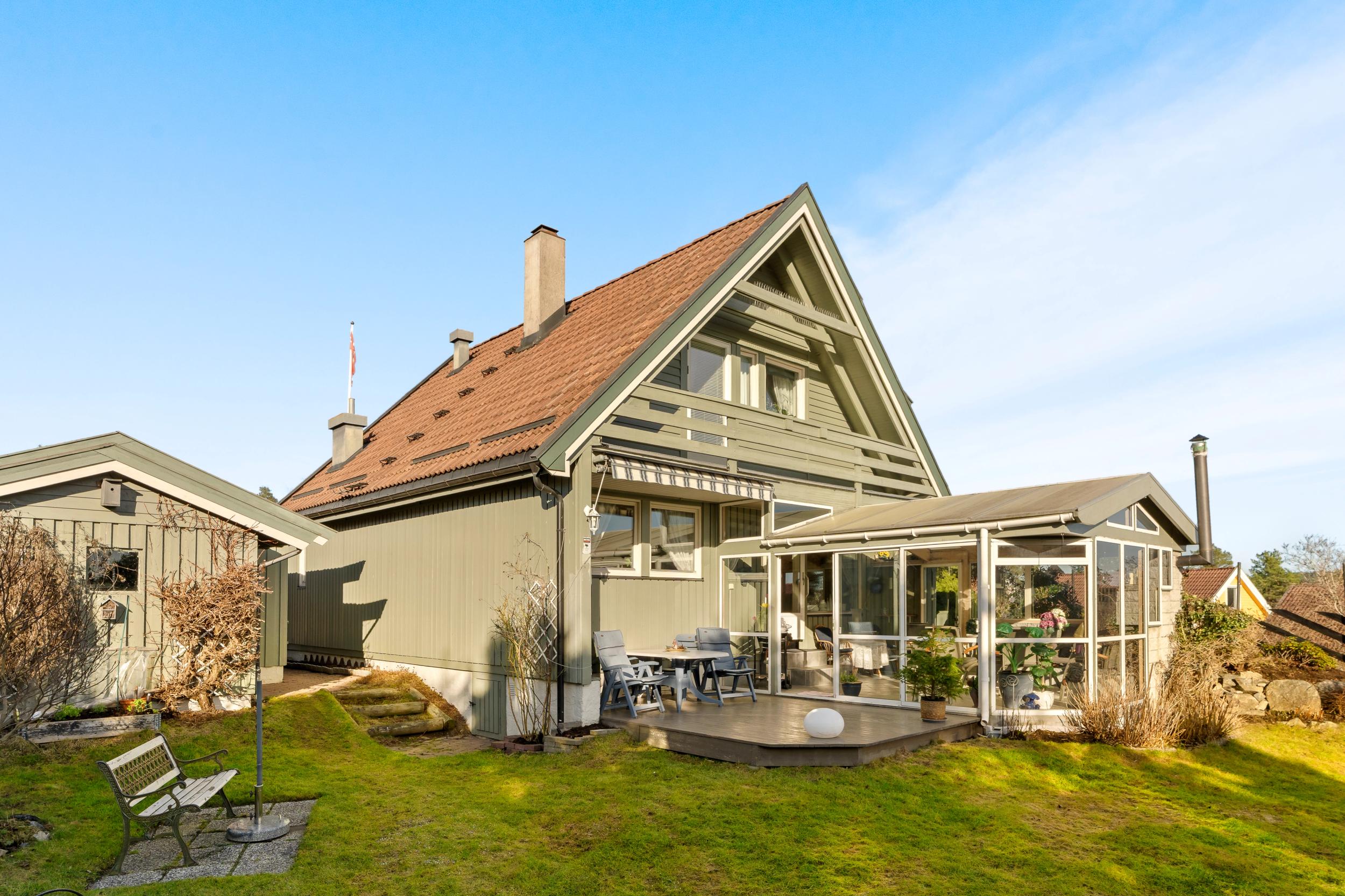 Barnevennlig hage og hagestue som forlenger årstidene