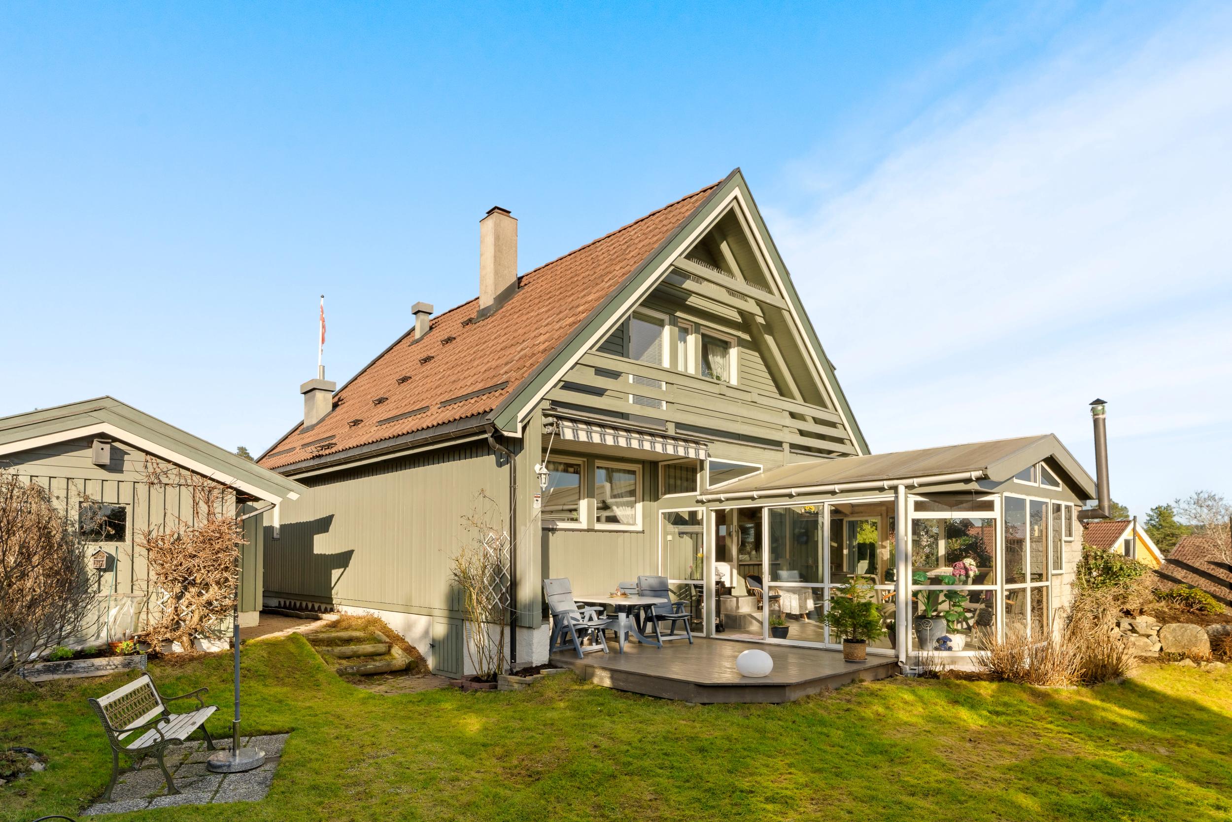 Barnevennlig hage og hagestue som forlenger årstidene