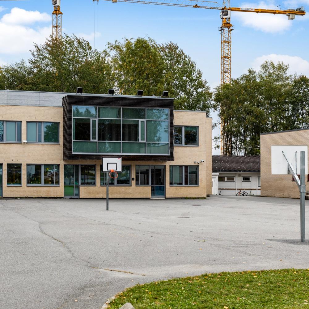 Skolegården på Finstad barneskole. Foto.