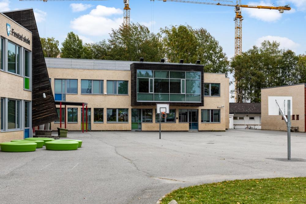 Skolegården på Finstad barneskole. Foto. 
