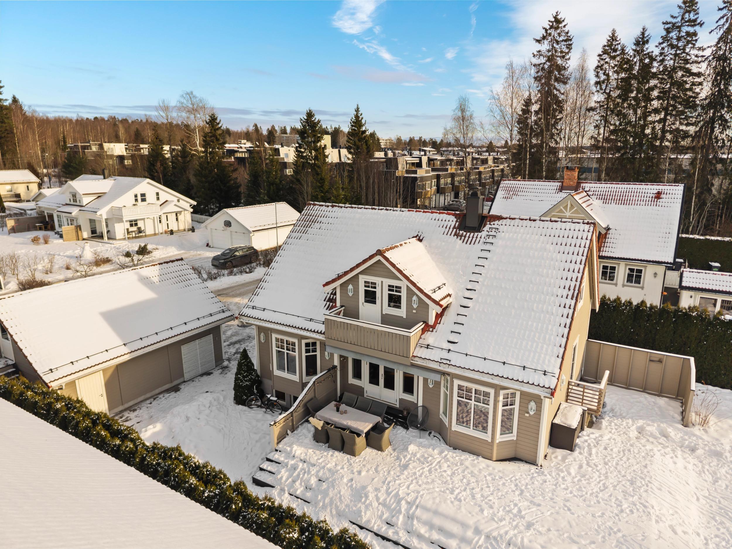 Velkommen til Israndveien 6 - presentert av Attentus Eiendomsmegling ved Lotte Marki, tlf: 950 22 589