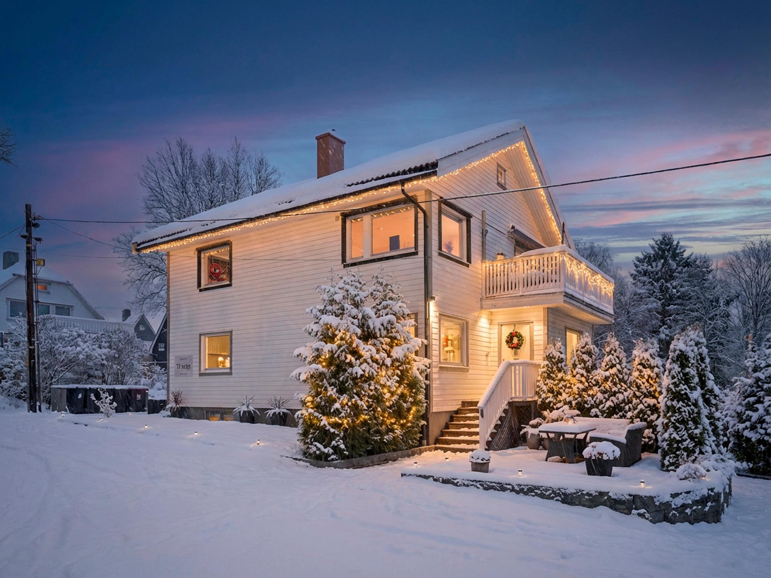 Attentus har gleden av å presentere denne fine boligen i all sin juleprakt. Det gjøres oppmerksom på at bildet er KI generert, og avviker fra virkeligheten.