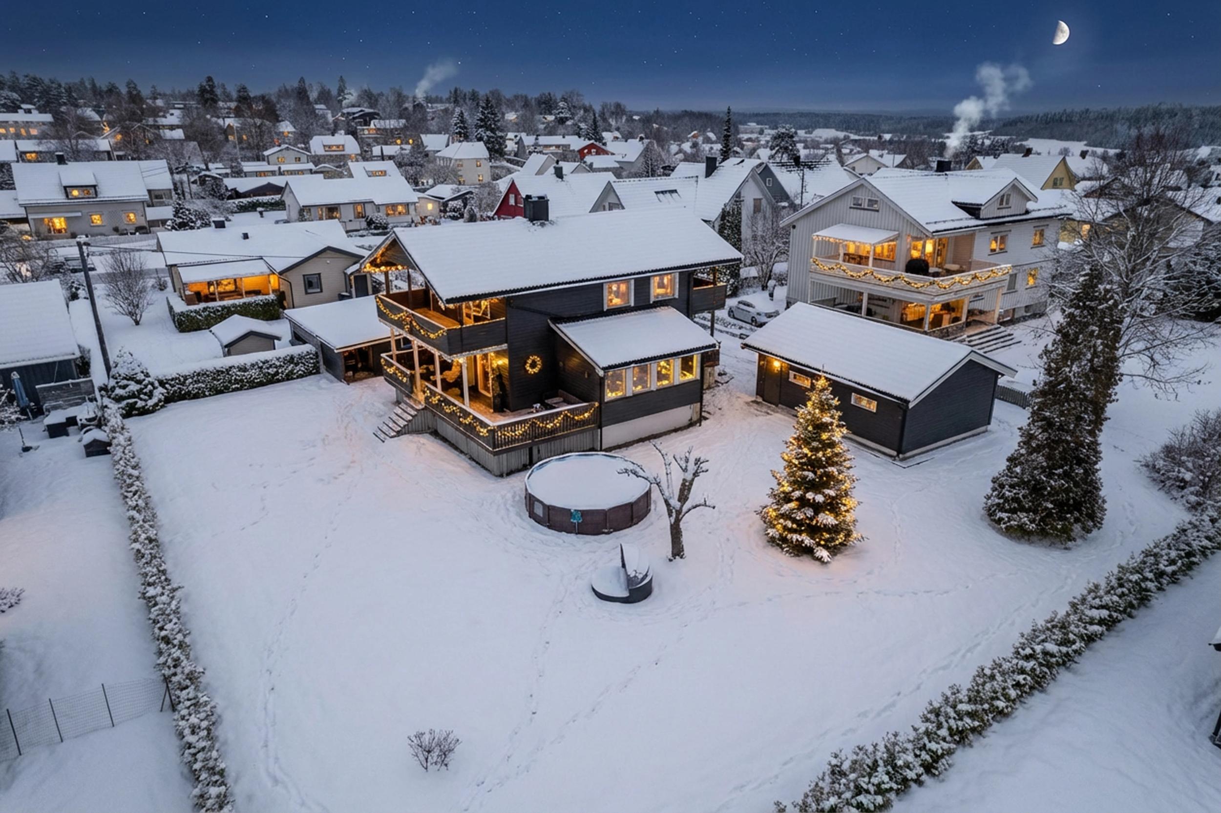 Attentus har gleden av å presentere denne fine boligen i all sin juleprakt. Det gjøres oppmerksom på at bildet er KI generert, og avviker fra virkeligheten.