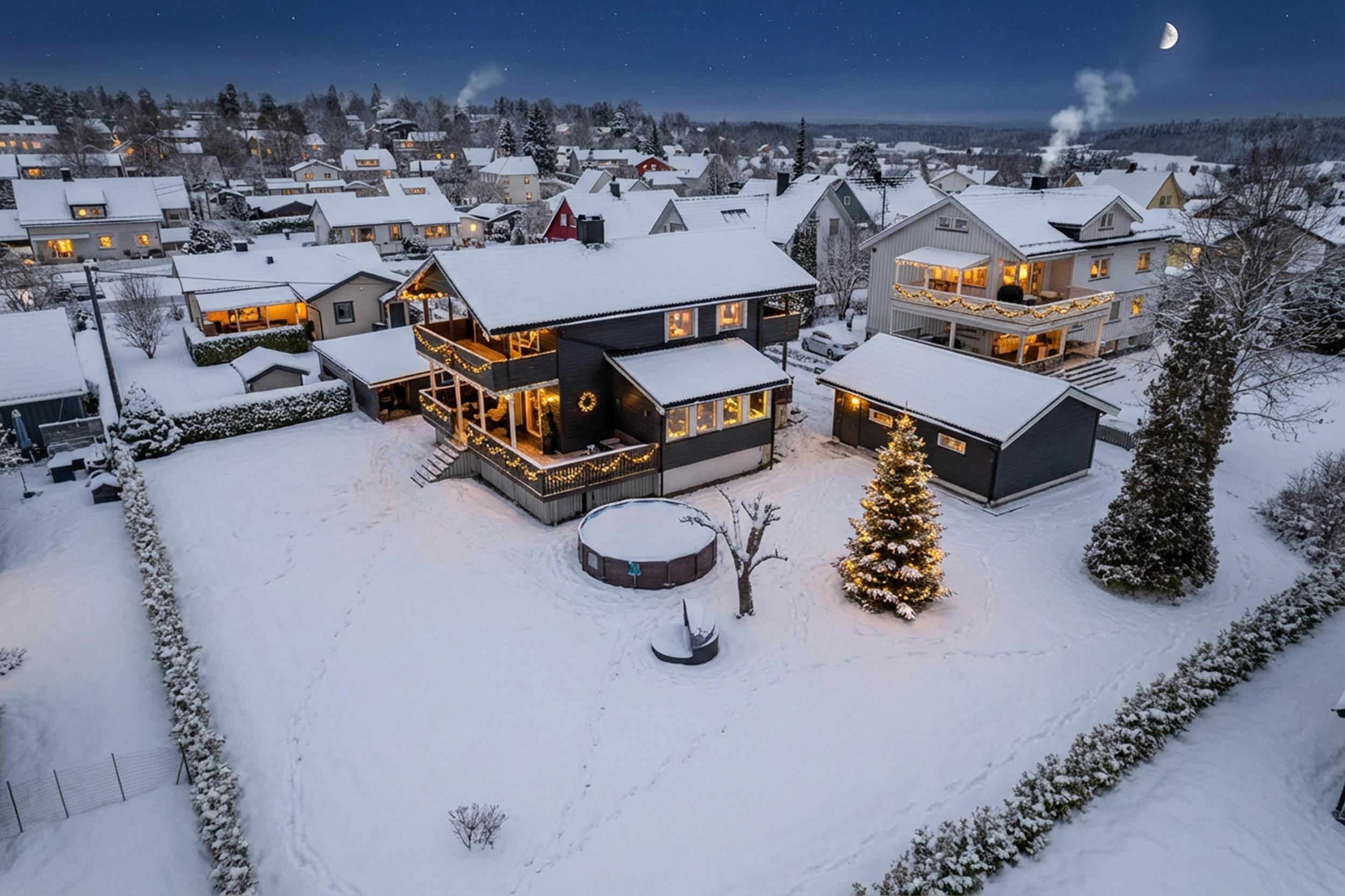 Attentus har gleden av å presentere denne fine boligen i all sin juleprakt. Det gjøres oppmerksom på at bildet er KI generert, og avviker fra virkeligheten.
