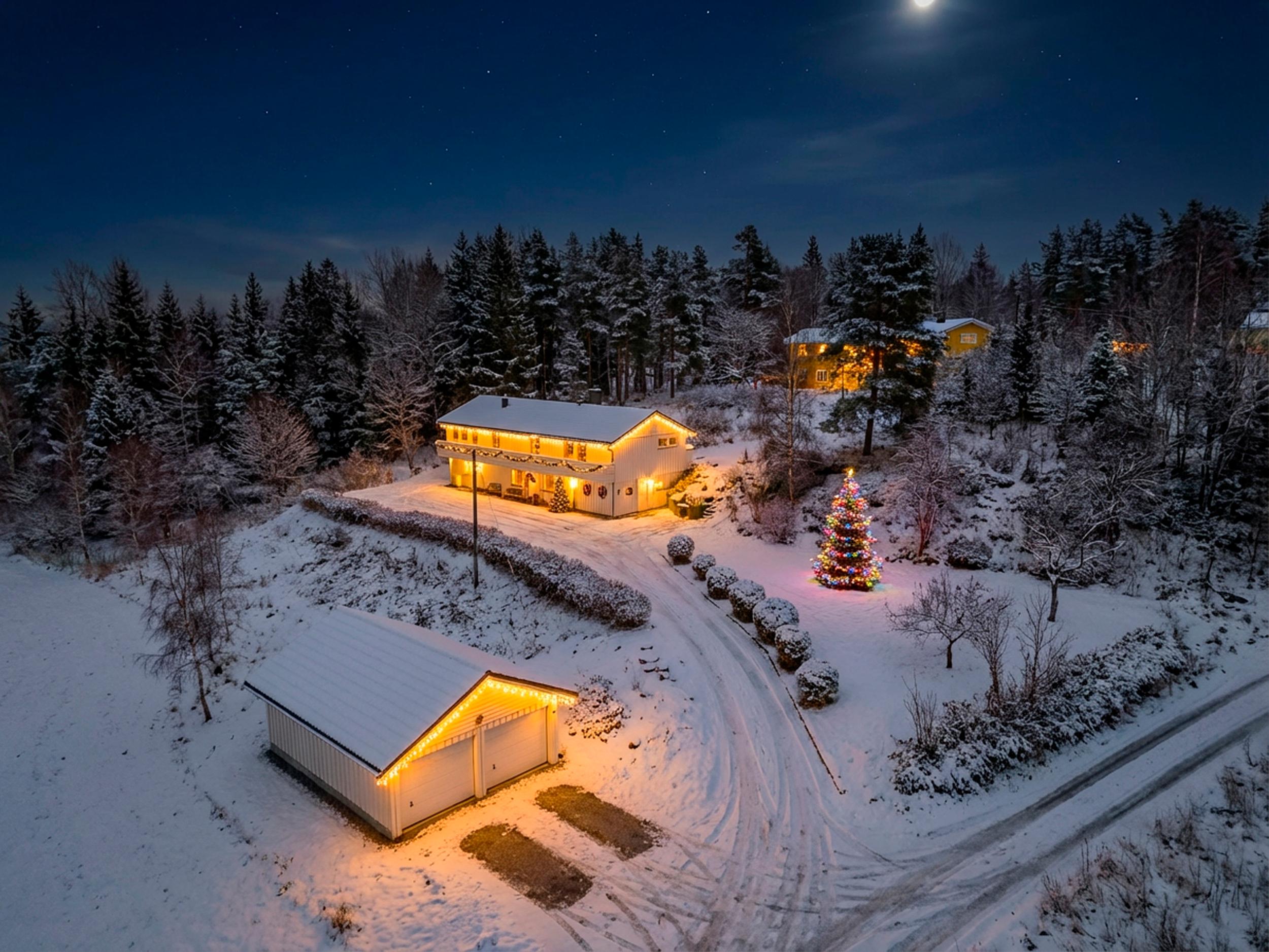 Attentus har gleden av å presentere denne fine boligen i all sin juleprakt. Det gjøres oppmerksom på at bildet er KI generert, og avviker fra virkeligheten.