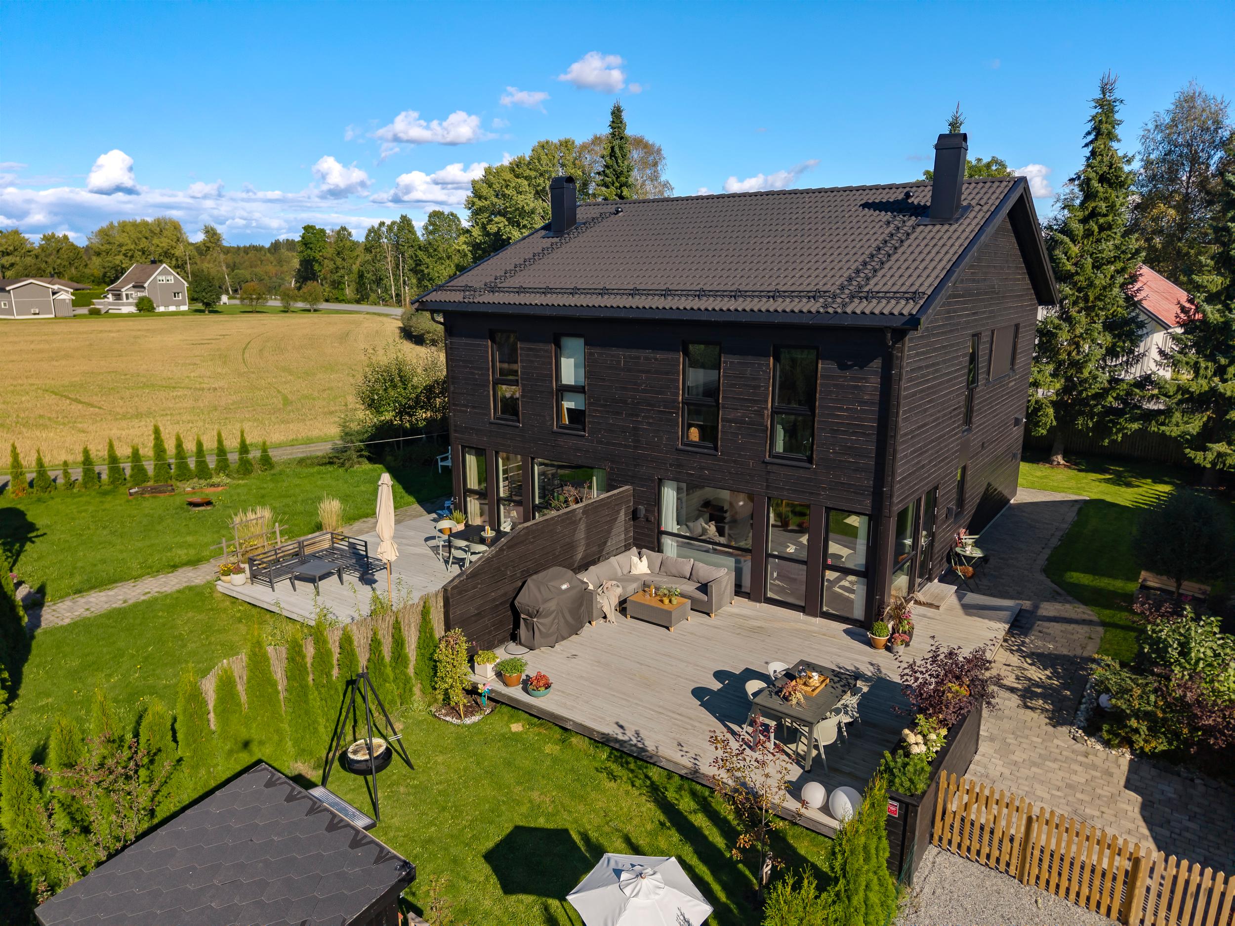 Velkommen til Kroerveien 93, presentert av Attentus Eiendomsmegling ved Lotte Marki, tlf: 950 22 589