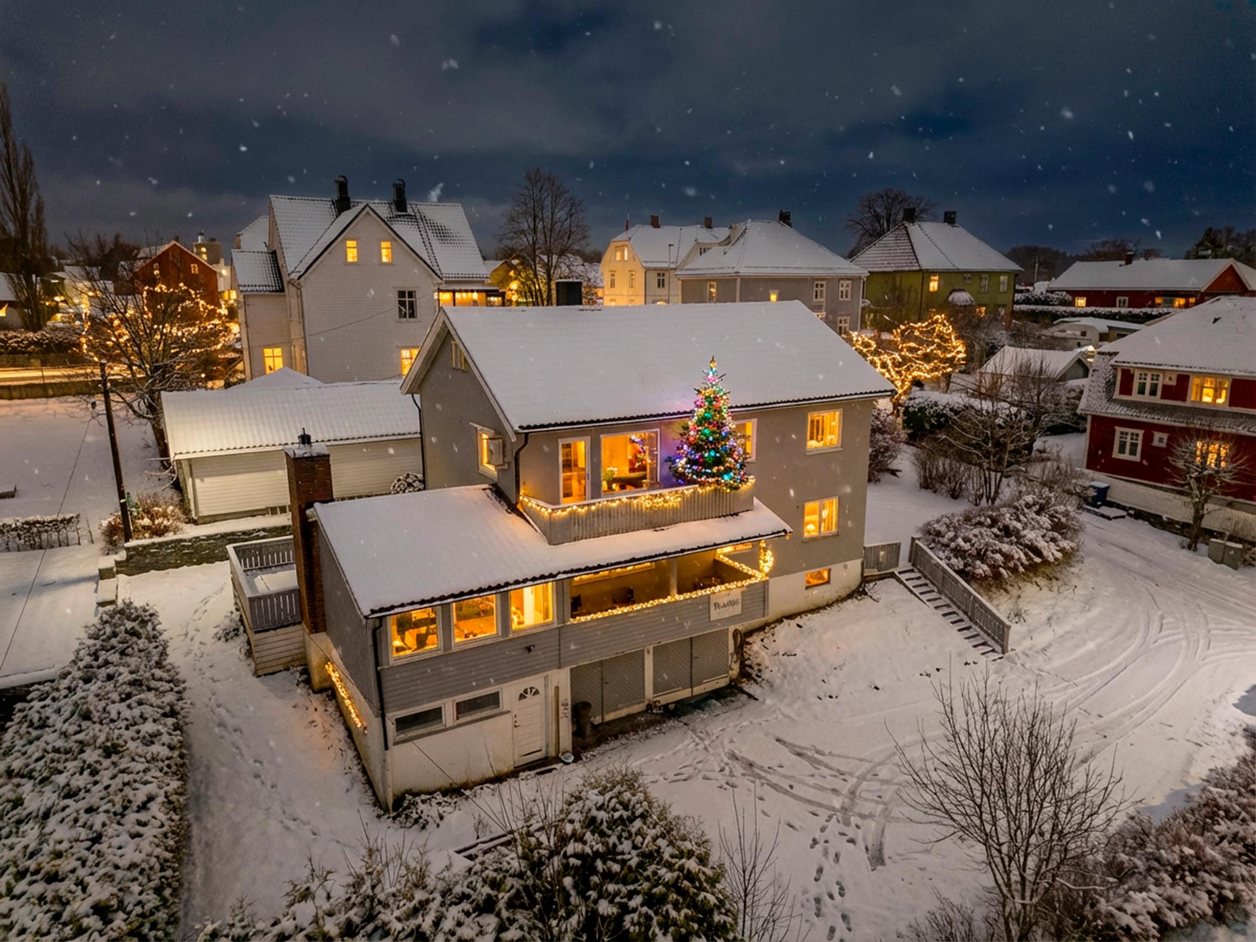 Attentus har gleden av å presentere denne fine boligen i all sin juleprakt. Det gjøres oppmerksom på at bildet er KI generert, og avviker fra virkeligheten.
