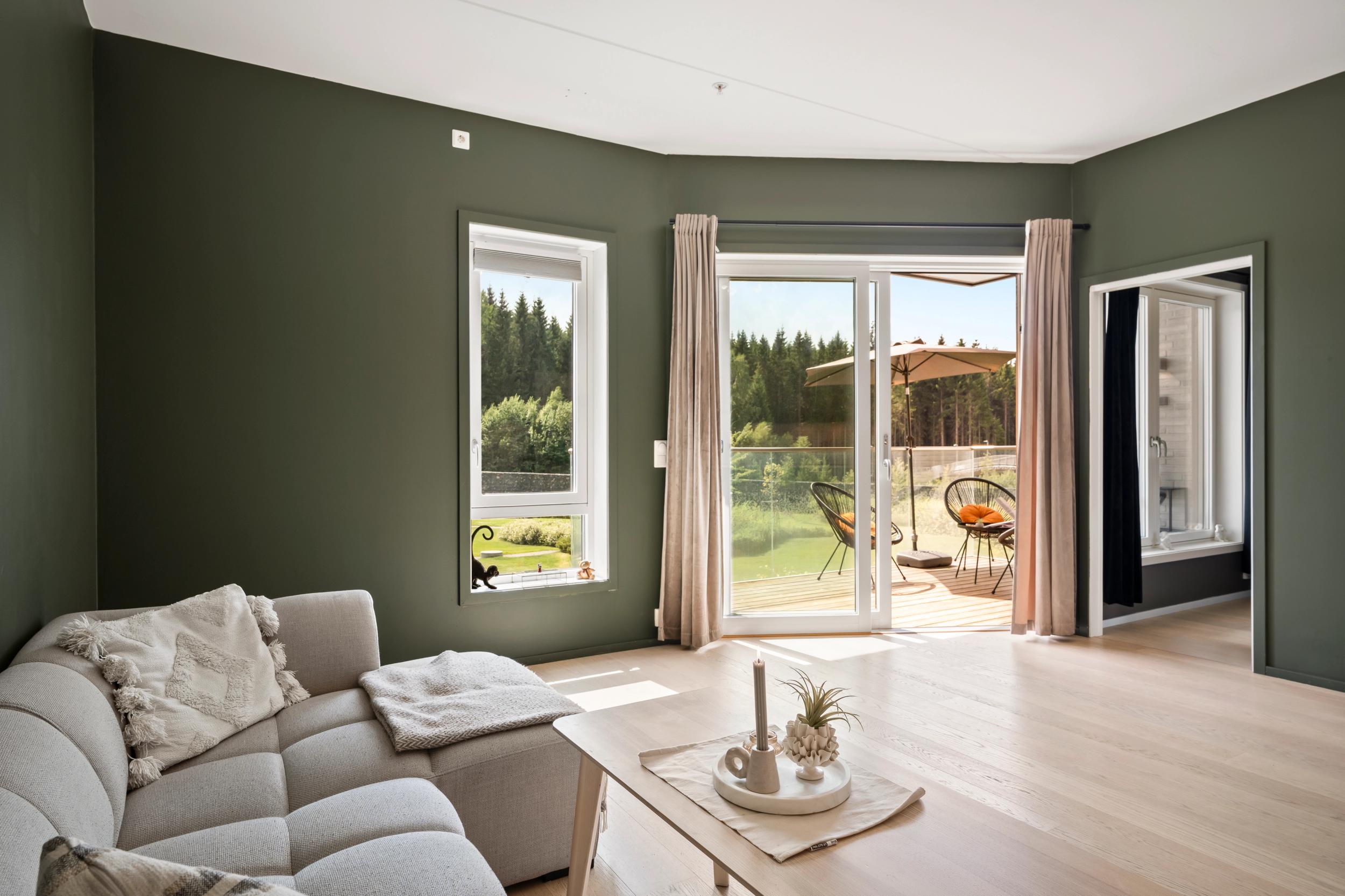 Stue med utgang til solrik balkong med hyggelig utsyn mot fellesområdene