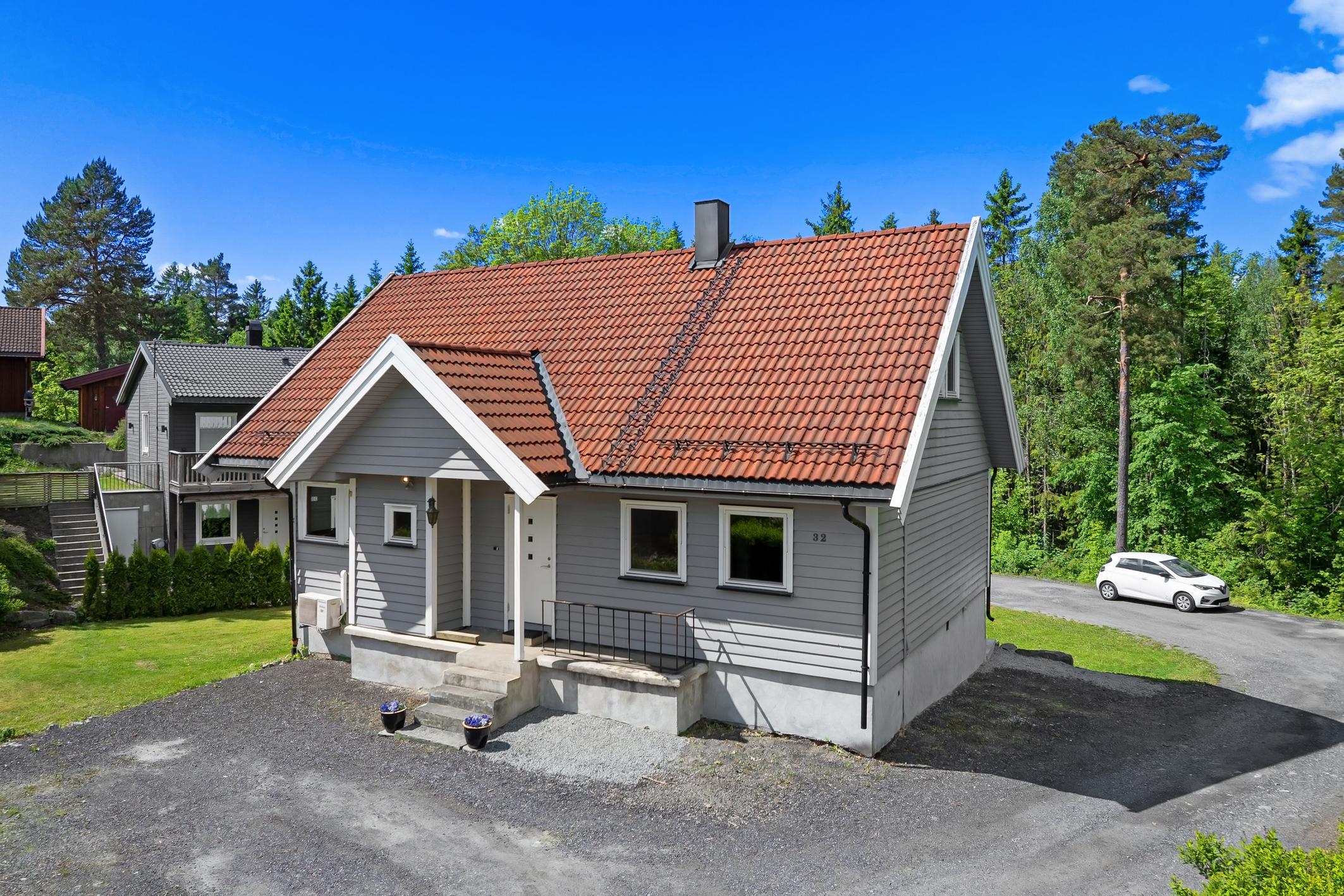 Enebolig over 3 plan med flott hage