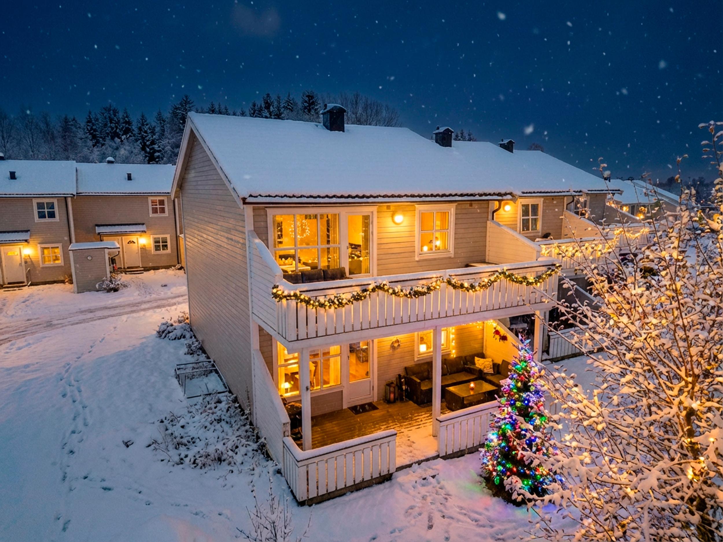 Attentus har gleden av å presentere denne fine boligen i all sin juleprakt. Det gjøres oppmerksom på at bildet er KI generert, og avviker fra virkeligheten
