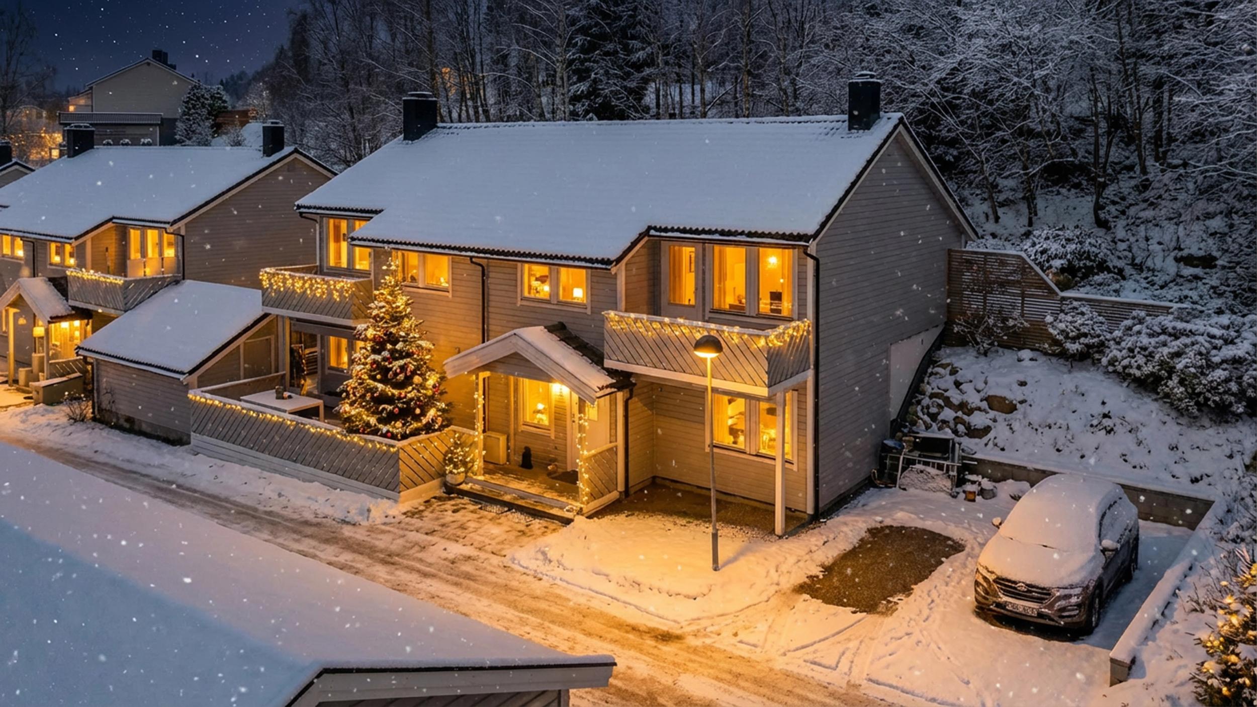 Attentus har gleden av å presentere denne fine boligen i all sin juleprakt. Det gjøres oppmerksom på at bildet er KI generert, og avviker fra virkeligheten.