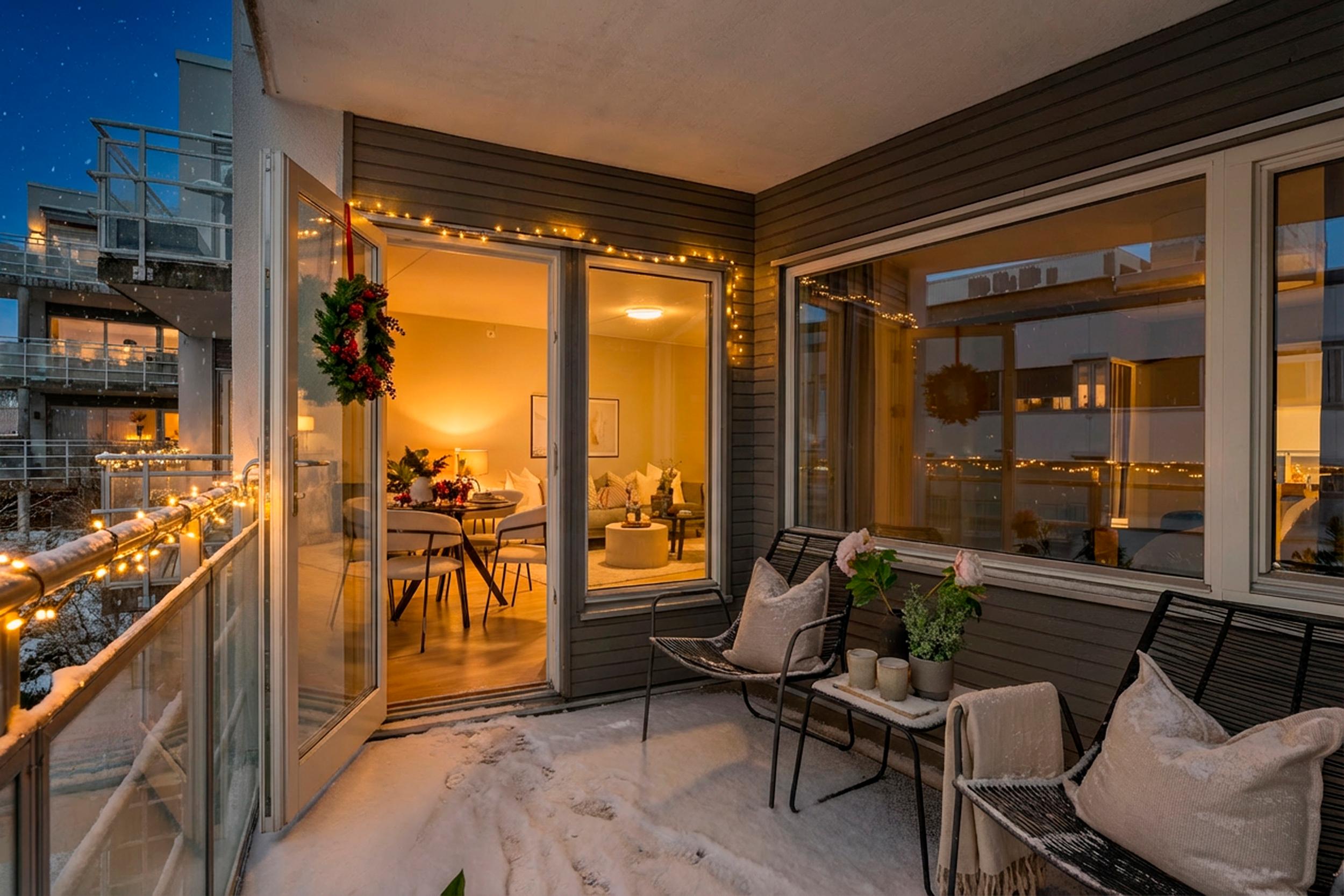 Attentus har gleden av å presentere denne fine boligen i all sin juleprakt. Det gjøres oppmerksom på at bildet er KI generert, og avviker fra virkeligheten.