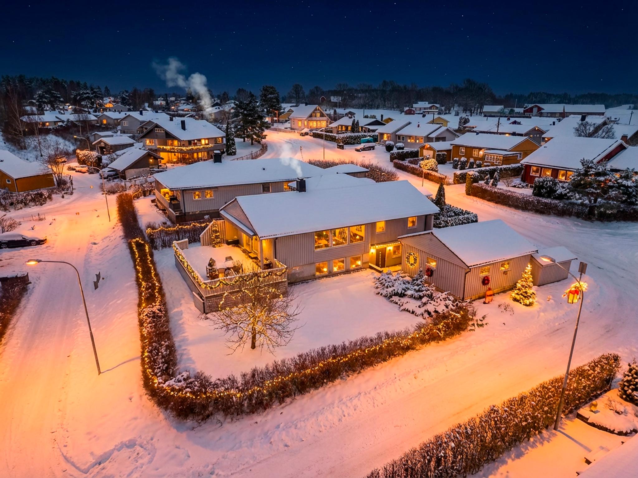 Attentus har gleden av å presentere denne fine boligen i all sin juleprakt. Det gjøres oppmerksom på at bildet er KI generert, og avviker fra virkeligheten.