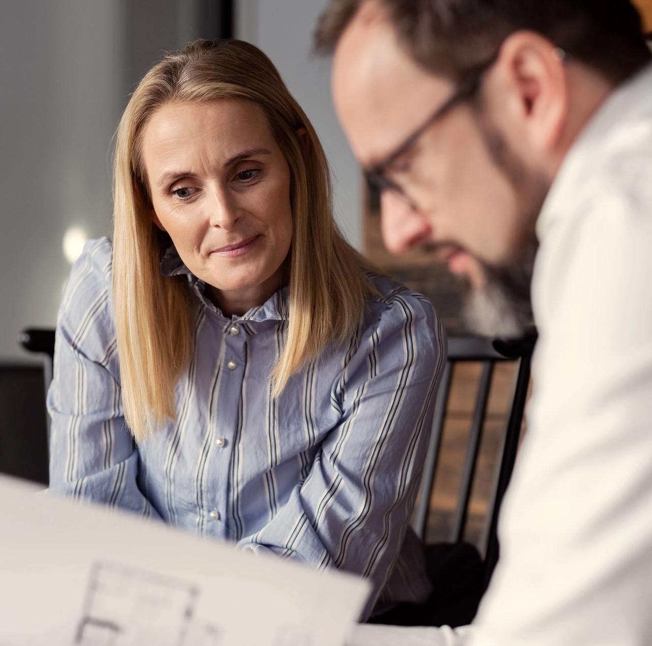 To eiendomsmeglere fra Attentus prater. Foto.