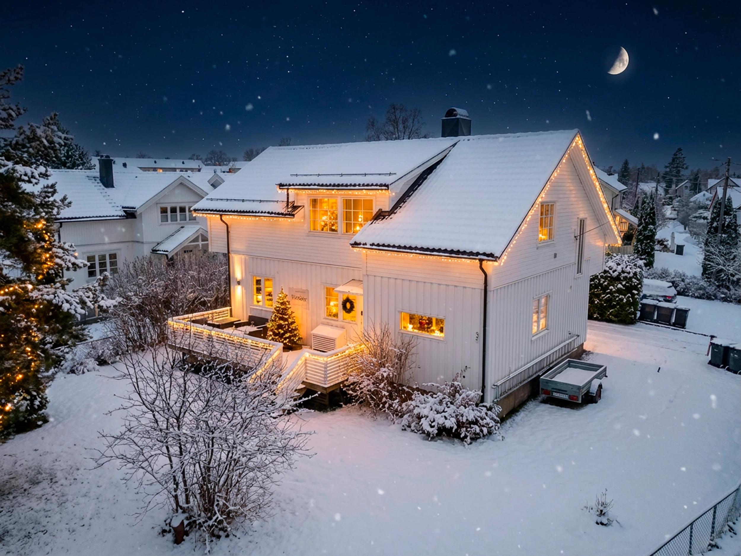 Attentus har gleden av å presentere denne fine boligen i all sin juleprakt. Det gjøres oppmerksom på at bildet er KI generert, og avviker fra virkeligheten.