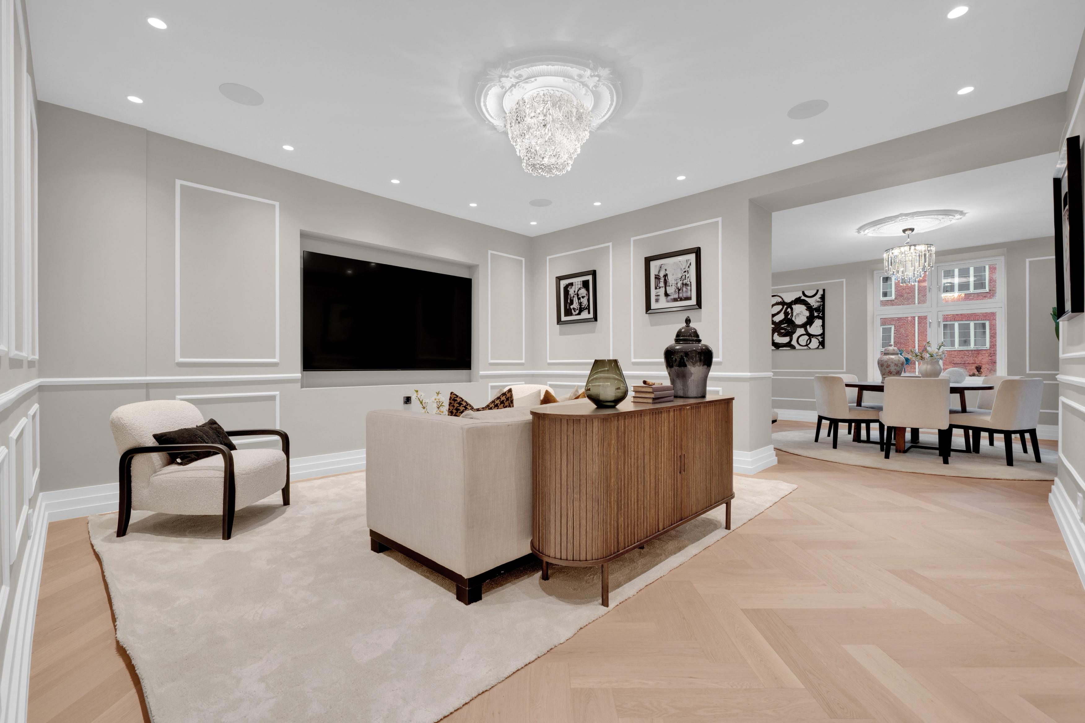 Stue med TV og høytalere i taket